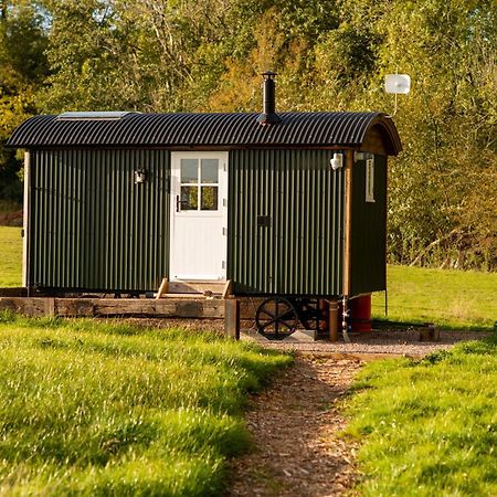 Harrys Hideout - Shepherd'S Huts At Harrys Cottages Pen-y-Clawdd 객실 사진