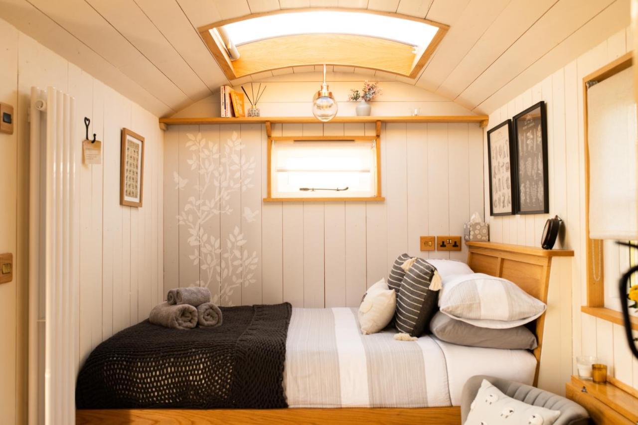 Harrys Hideout - Shepherd'S Huts At Harrys Cottages Pen-y-Clawdd 외부 사진