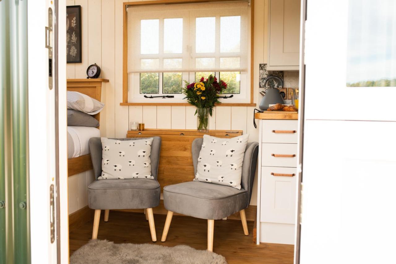 Harrys Hideout - Shepherd'S Huts At Harrys Cottages Pen-y-Clawdd 외부 사진