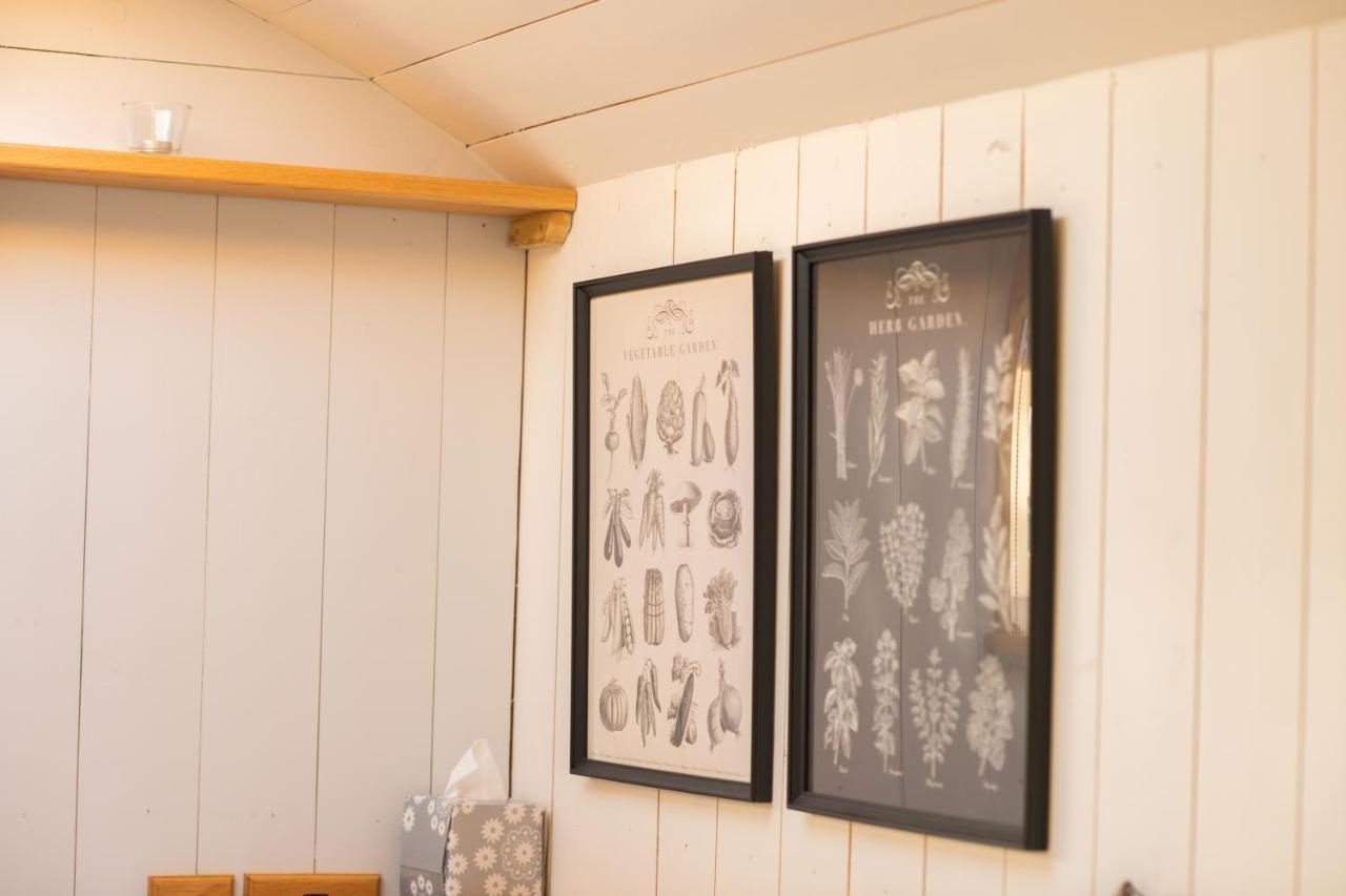 Harrys Hideout - Shepherd'S Huts At Harrys Cottages Pen-y-Clawdd 외부 사진