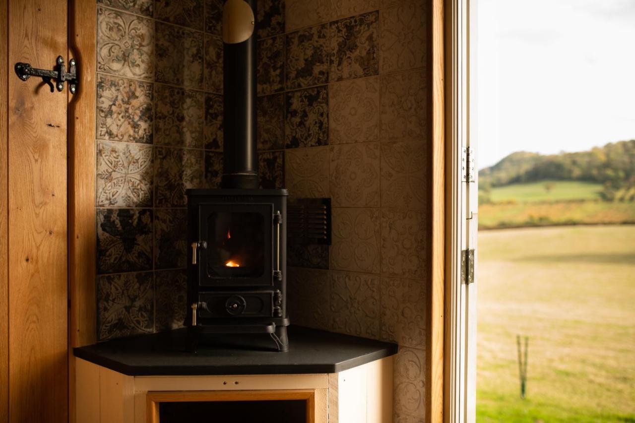 Harrys Hideout - Shepherd'S Huts At Harrys Cottages Pen-y-Clawdd 외부 사진
