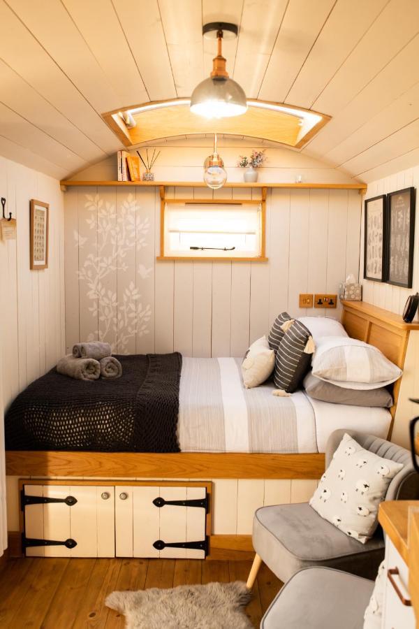 Harrys Hideout - Shepherd'S Huts At Harrys Cottages Pen-y-Clawdd 외부 사진