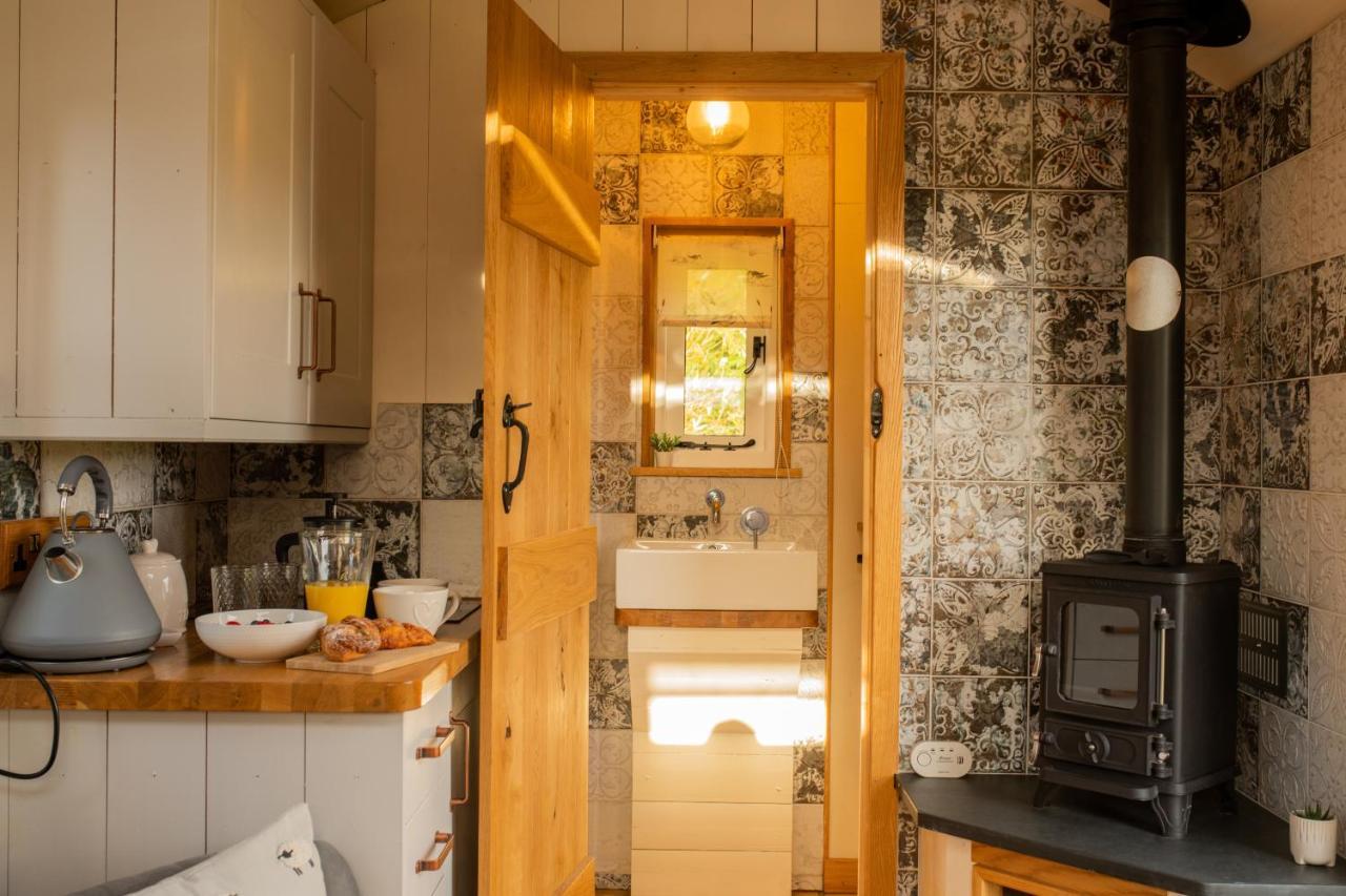 Harrys Hideout - Shepherd'S Huts At Harrys Cottages Pen-y-Clawdd 외부 사진