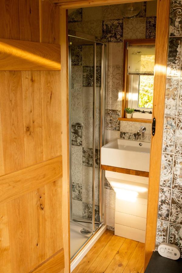 Harrys Hideout - Shepherd'S Huts At Harrys Cottages Pen-y-Clawdd 외부 사진