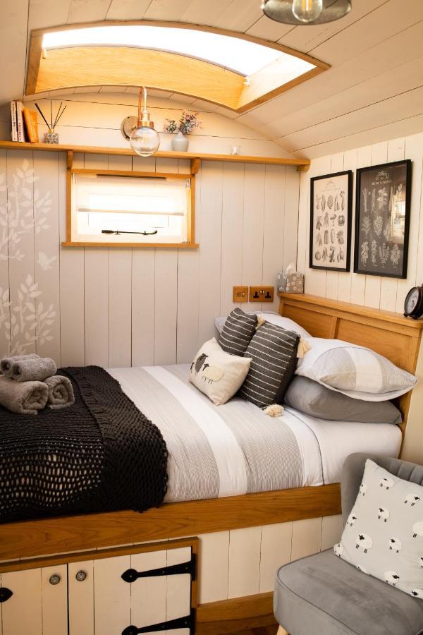Harrys Hideout - Shepherd'S Huts At Harrys Cottages Pen-y-Clawdd 외부 사진