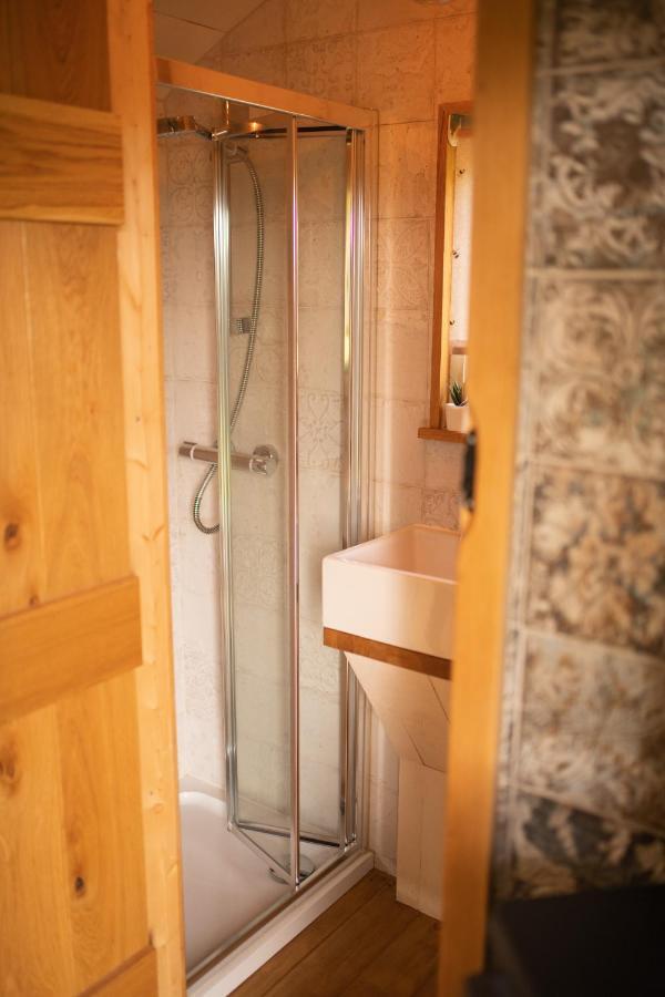 Harrys Hideout - Shepherd'S Huts At Harrys Cottages Pen-y-Clawdd 외부 사진