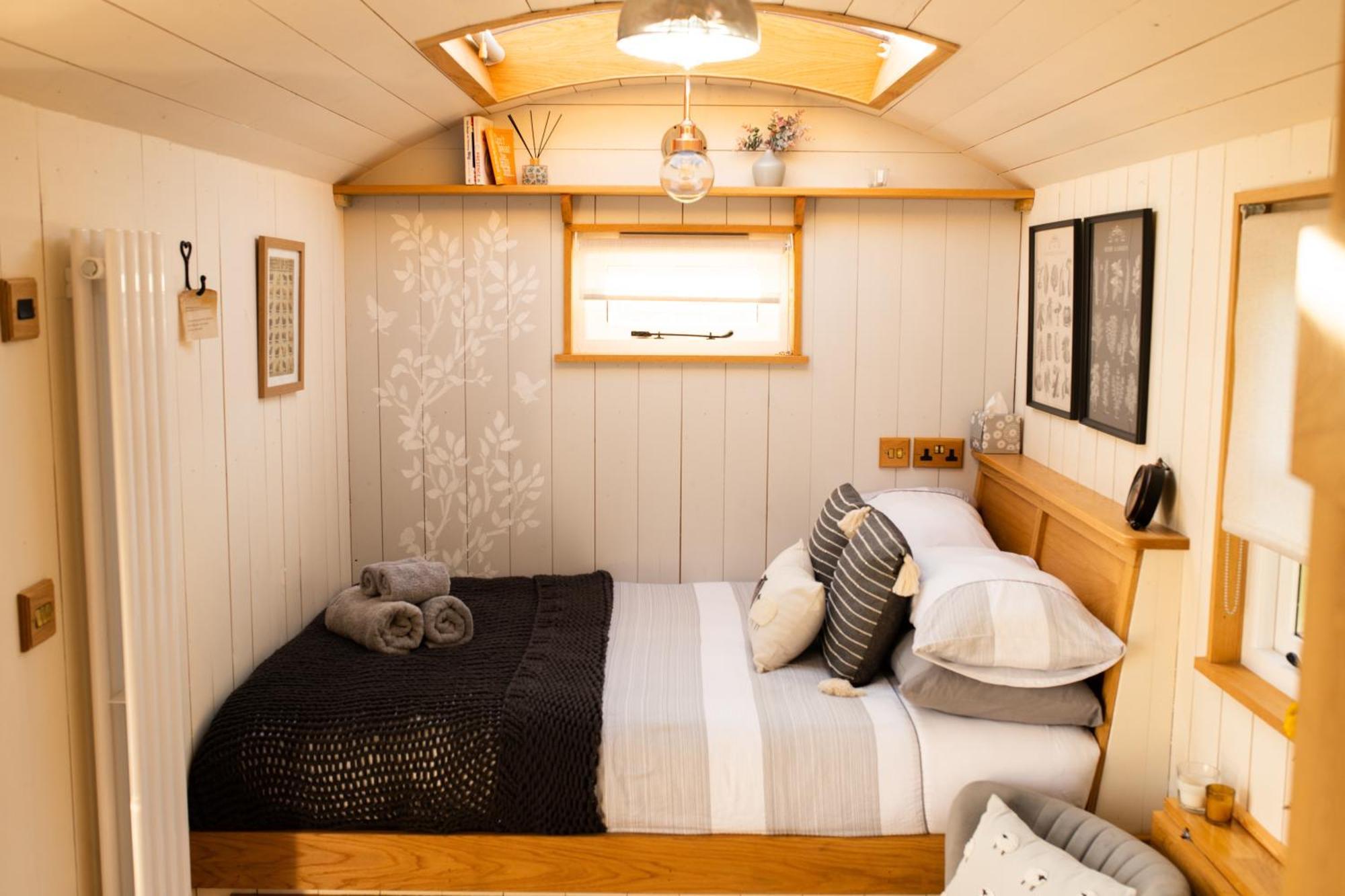 Harrys Hideout - Shepherd'S Huts At Harrys Cottages Pen-y-Clawdd 객실 사진