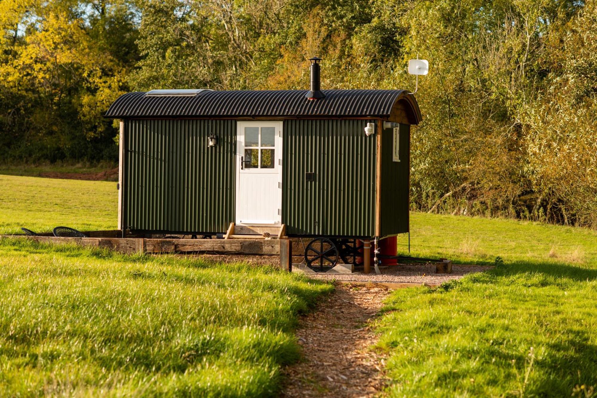 Harrys Hideout - Shepherd'S Huts At Harrys Cottages Pen-y-Clawdd 객실 사진